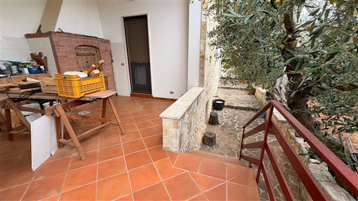Villa Di 3 Vani e Acc. In Buono Stato, Rivestita In Pietra e Recintata.